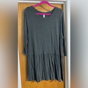 EUC- Zenana Grey 3/4 Sleeve Top